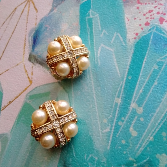 Swarovski Jewelry - Classy Vintage Swarovski ClipOn Earrings